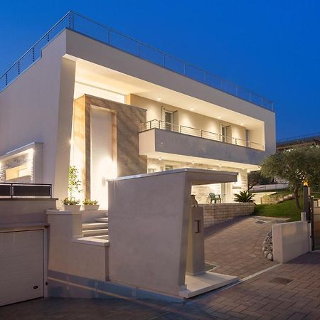 Villa Aurora-Holiday Home Apt 2 巴多利诺 外观 照片